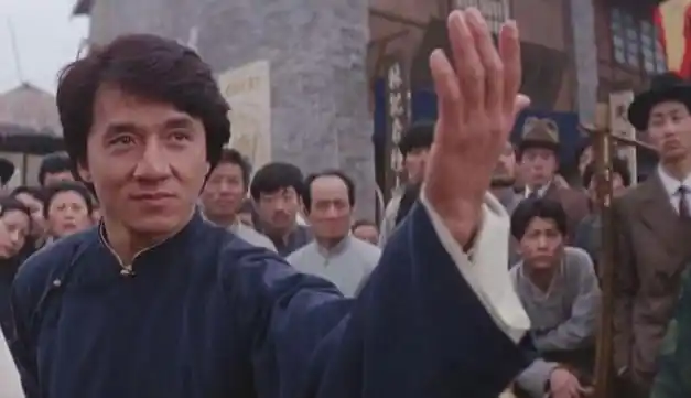 70岁成龙近照曝光参加活动头发花白尽显老态网友评论令人泪目