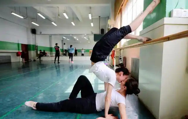 新式壁咚!舞蹈美女大秀一字马贴面秀绝活