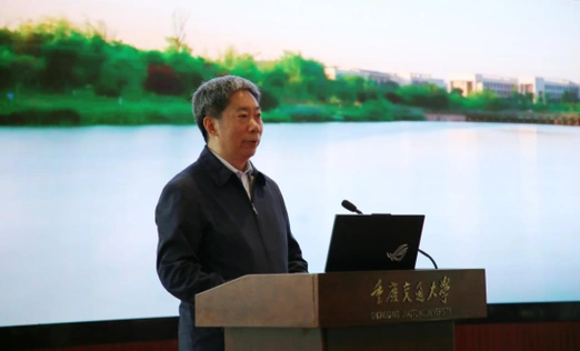 校长王平义代表全校师生员工对江津区教育考试中心,江津中学的领导和