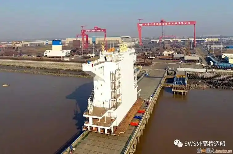 【船舶】国内在建最大集装箱船上层建筑模块在外高桥造船实现整体吊装