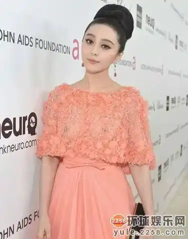 揭没穿内衣真空上阵女星