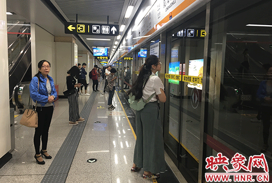 郑州多个地铁口均现排队长龙地铁将增派人手