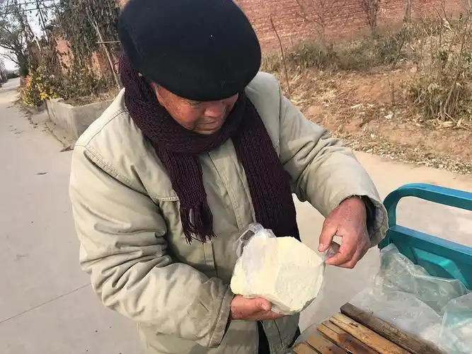 70岁老人走街串巷卖豆腐,一天只卖百余元,以后见不到这样的场景