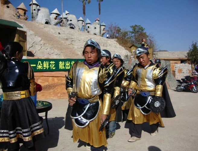 实拍云南昆明"矮人国"100多名不足1米高小矮人的生活