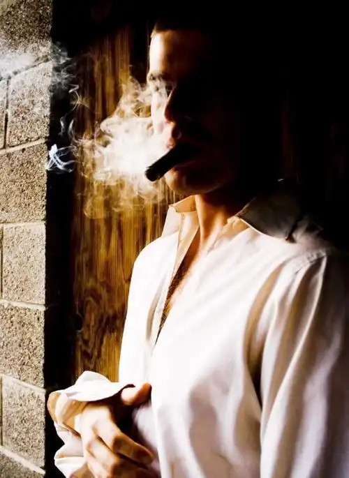 烟,寝衣,男人,男性,中年男性,白种人,卷烟,烟草,纸烟,抽烟598_819竖版