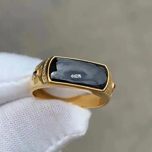 18k黄金镶嵌墨翠马鞍男戒,黑度极黑,打灯颜色浓绿,款式指环休闲款.