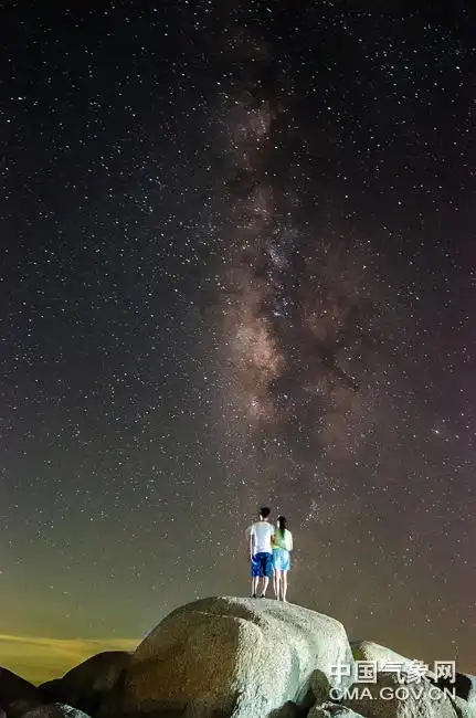 一对情侣仰望银河星空.李斌喜 摄影