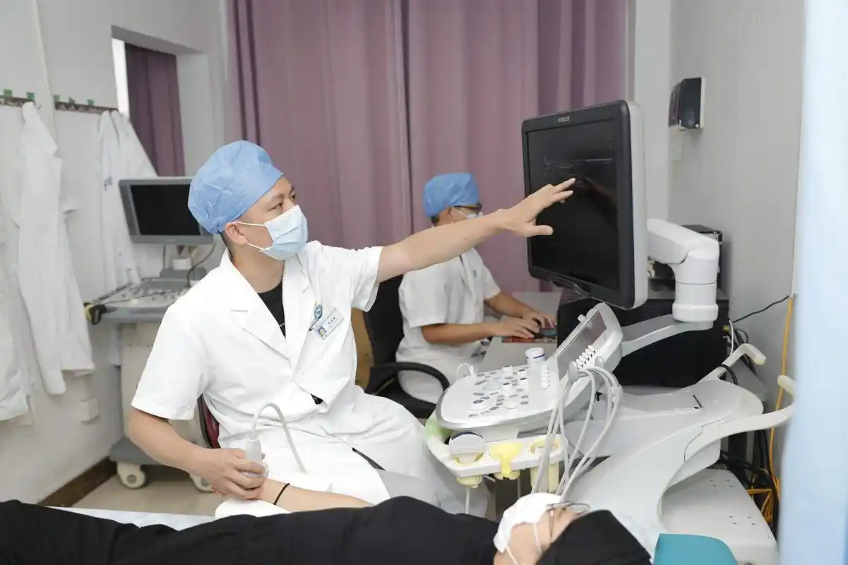 清远市人民医院超声科医生在为患者进行超声检查.通讯员 彭可明 摄