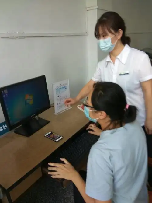 帮助读者查找资料,热情耐心.