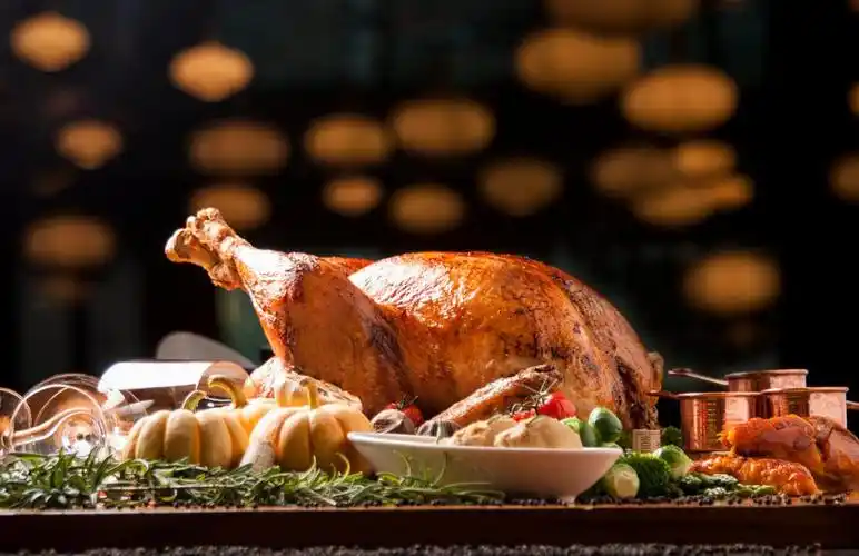 其中有包含龙虾,生蚝,鲍鱼在内的数十种海鲜,节日传统烤火鸡,鹅肝