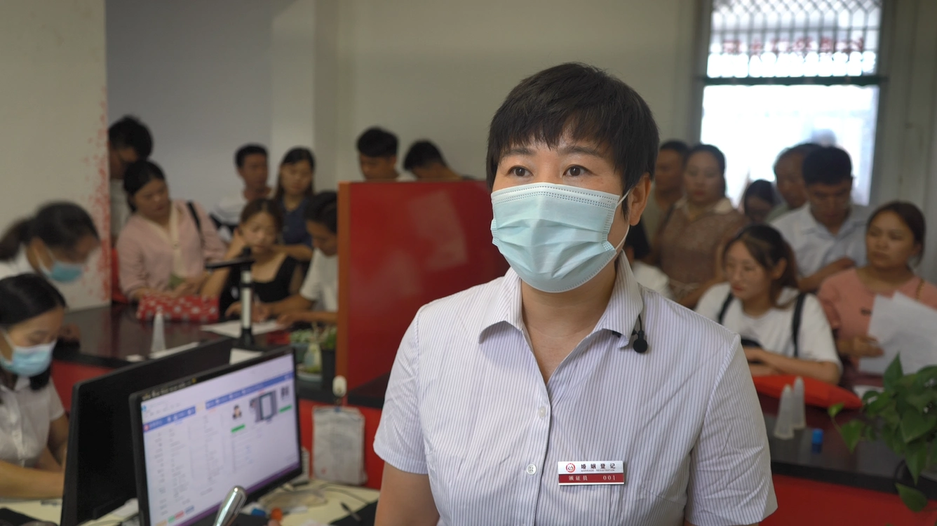 菏泽市东明县民政局婚姻登记处主任徐福英表示:"我们婚姻登记处提前对