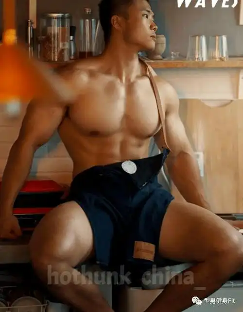厨房里的肌肉男