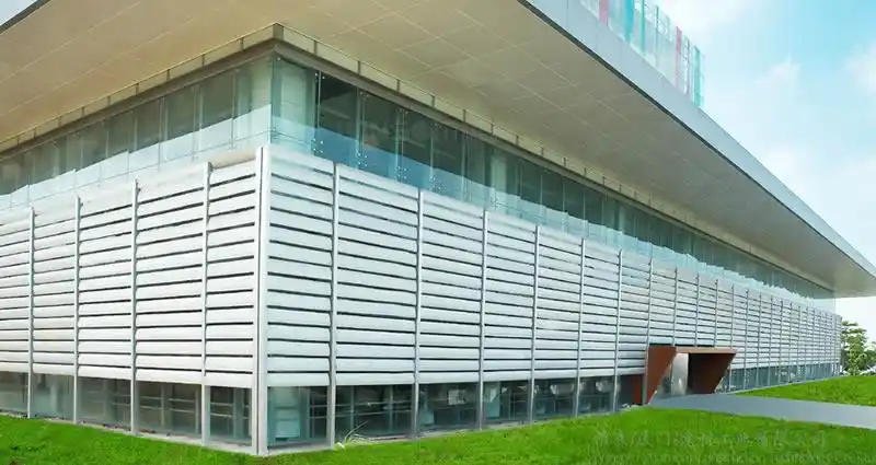 机翼型的建筑遮阳产品产品特点:机翼型遮阳板系统为梭型页片遮阳系统