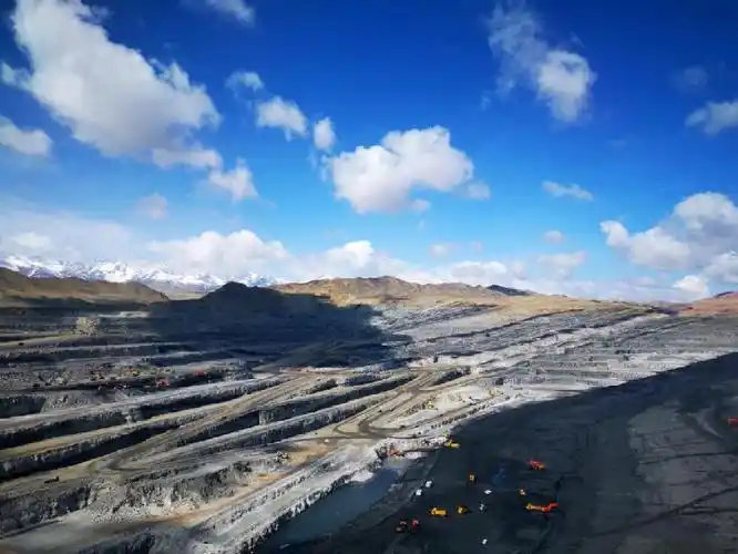 图为新疆公司黑山露天煤矿采场.作者姜力滔摄