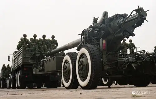 图为威武的155牵引加榴炮. 乔天富摄