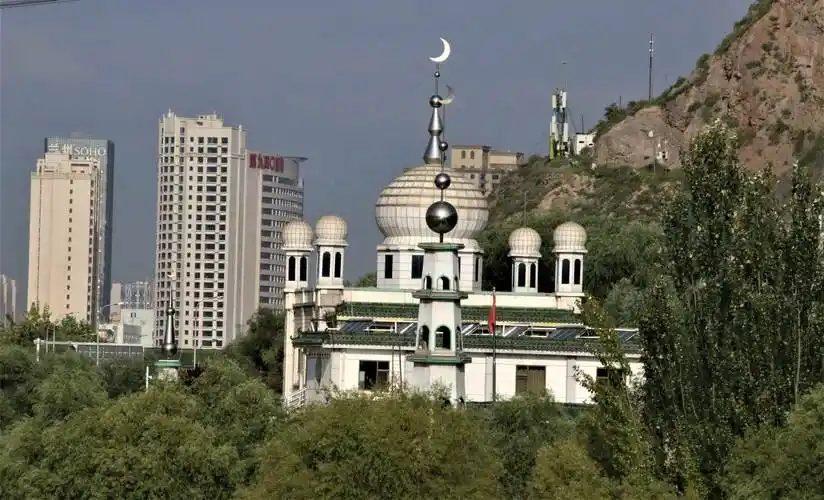 大桥西侧的清真寺
