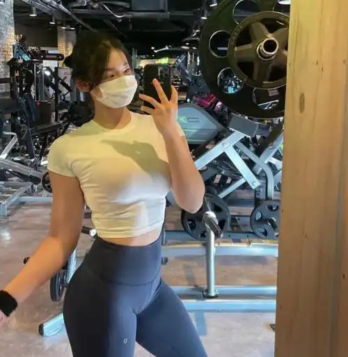 健康和快乐为主要目标:女生健身房拍照该如何看待?