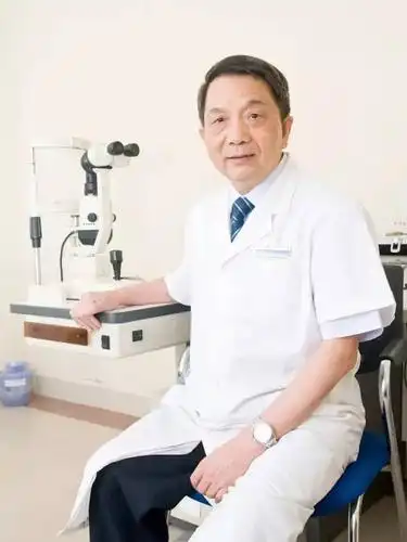 年过八旬仍每周坐满五天门诊眼科老教授执着为光明