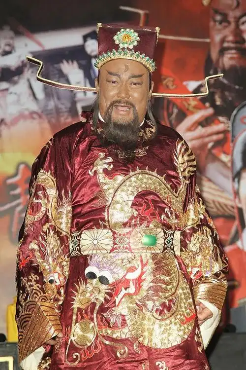 包青天剧照图由于人们对包拯的膜拜,包拯也渐渐被神话,于是,一位铁面