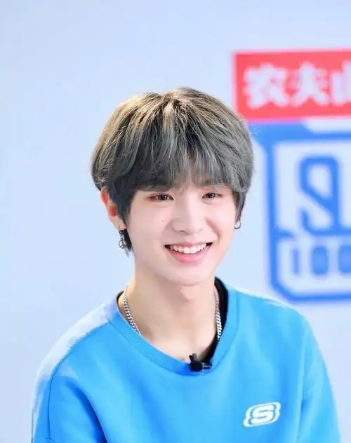 黄明昊帅气写真