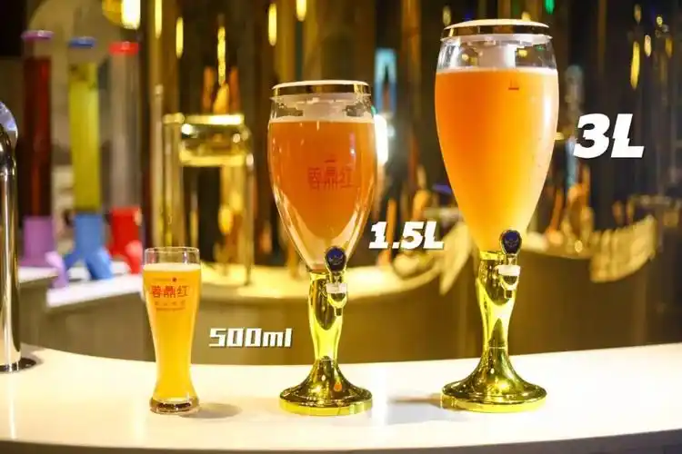 2°的精酿啤酒很好入口,搭配上火锅配菜,颇有一种大口吃肉,大口喝酒的