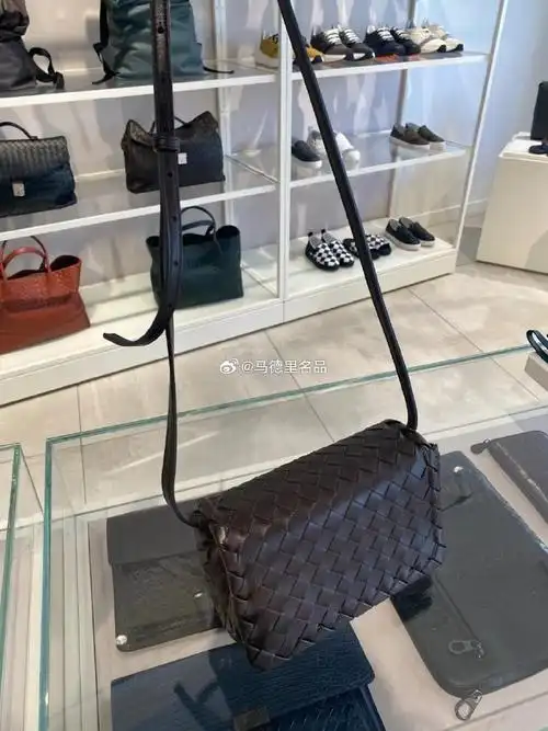 [爱心]国内现货75 bv葆蝶家特价折上再六折,专柜新款编织皮 邮差包