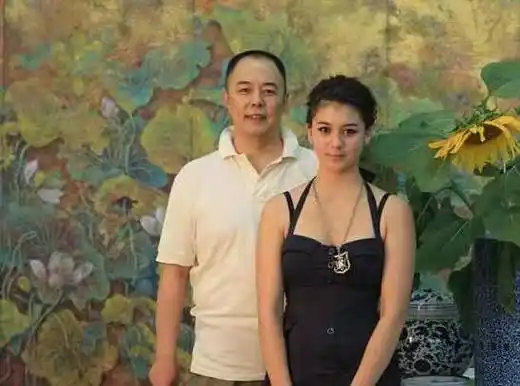 65岁张铁林近照曝光白发苍苍老态明显与小女友国外安度晚年