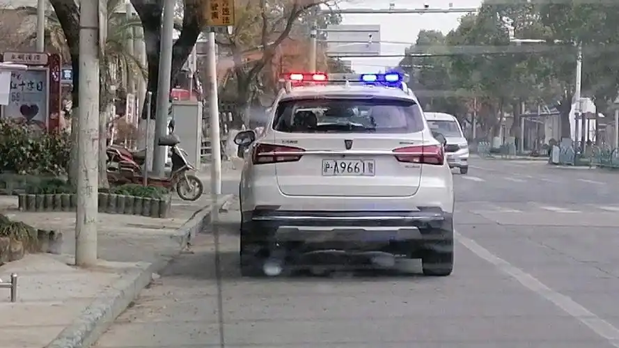 【上海公安】荣威erx5警车code2路口执勤(后方视角)_哔哩哔哩_bili