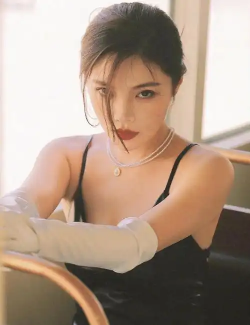 不愧是"椰树女神",33岁的徐冬冬,这身材简直绝了,太诱人了_线条_魅力