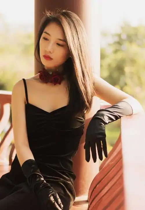 从吸烟姿势看透女人的性格