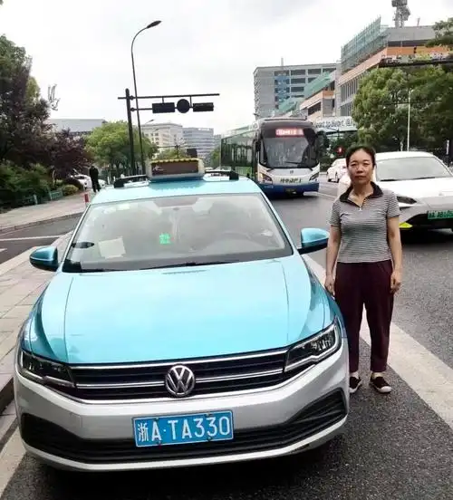 刚到杭州的这位小姐姐,你的红包落在出租车上,快来认领