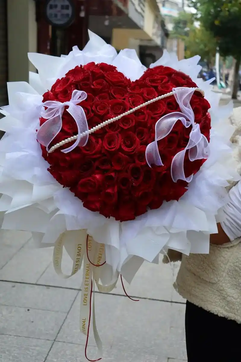 这是今天感恩节最大的一束99朵玫瑰花束,是送给陪伴在他身边9 - 抖音