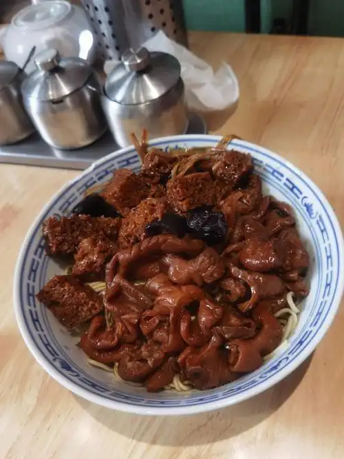 点了招牌大肠面,加烤麸一份,端上来一大碗,忒吓人了,就像是喂动物园的