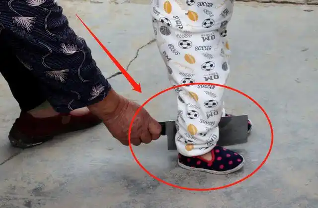 7岁孩子走路外八字,被同学嘲笑姿势太丑,只因妈妈买鞋犯了大忌