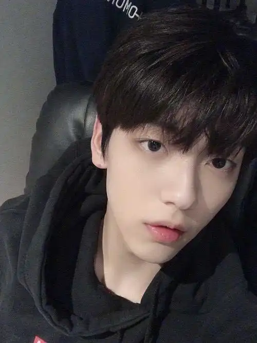 分享一些这几天保存的帅哥自拍