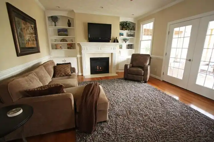 现代别墅起居室棕褐色地毯装修效果图