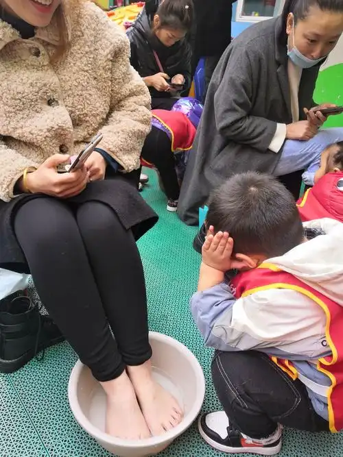 平时都是家长给我们洗脚,今天感恩节,就让我们给最敬爱的人洗次脚吧