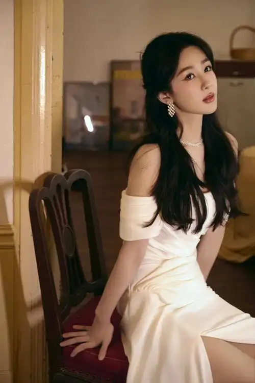 杨紫穿一字肩白裙腰细腿长半扎发尽显温柔