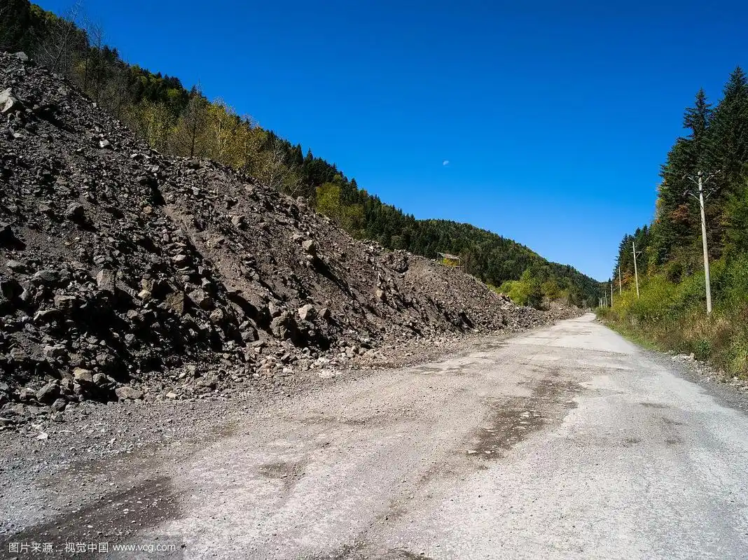 崎岖不平的矿区作业面碎石沙土道路