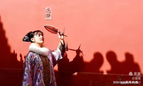 午后的阳光照在宫墙上,人,影子和建筑构成一幅难得的优美画面.