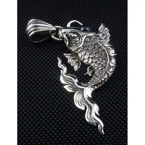 黑色银色哥特式锦鲤吊坠