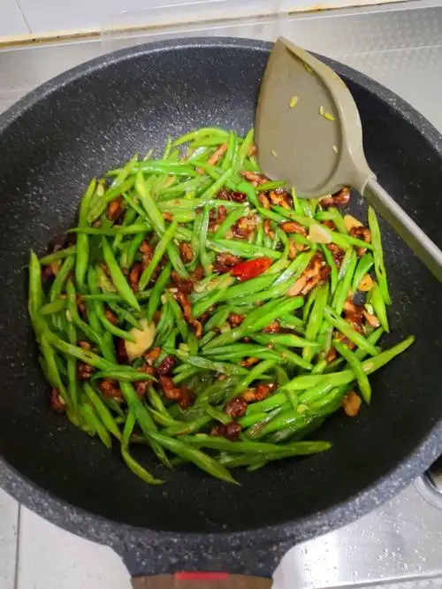 豆角炒肉这么做隔壁娃娃都馋哭了