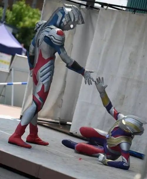 特利迦奥特曼线下舞台剧互动泽塔奥特曼欧斯超人有了前辈气质_官方