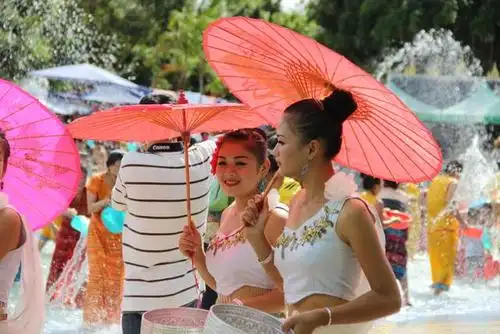 傣族姑娘泼水节上的表演