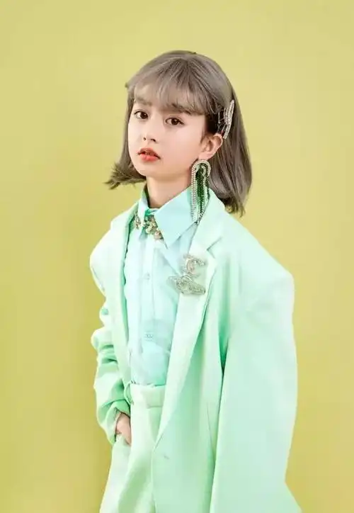 被称为最美童模的裴佳欣如今悄然长大画着浓妆的她引网友热烈讨论