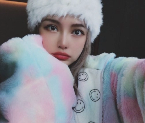 大家平时看到的周扬青可以说是标准的网红脸,夸张的欧式大双,尖巧的