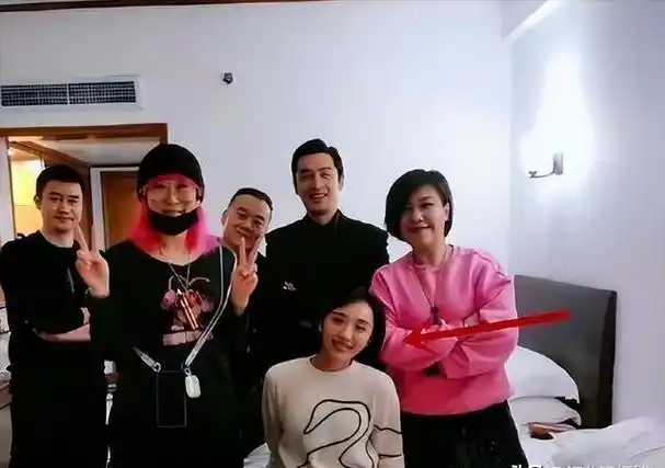 胡歌携妻子现身《繁花》:胡歌那么多"前女友",为何偏偏娶她?