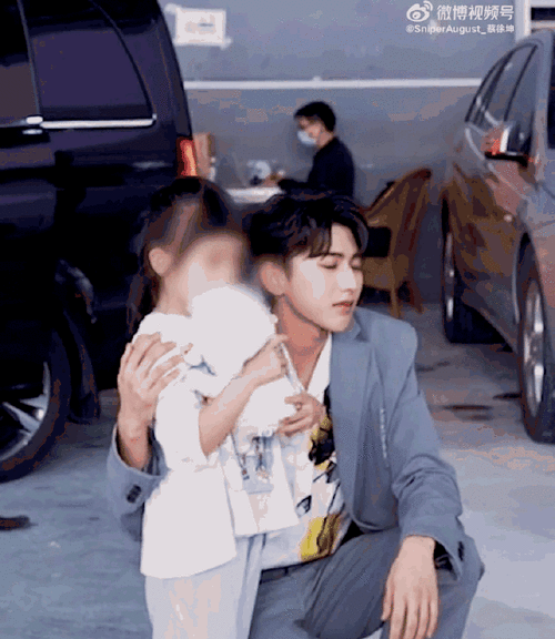 蔡徐坤和小女孩合照