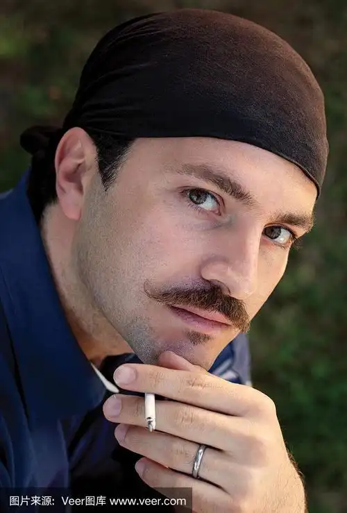 土耳其男人,留着胡子,戴着大手帕