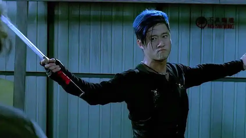 夺帅:一寸长一寸强,蓝发吴京对决洪金宝,顶级武打震撼眼球!